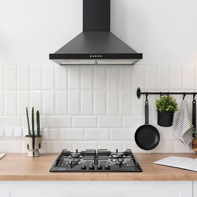 Cooktop a gás em baixo de uma coifa
