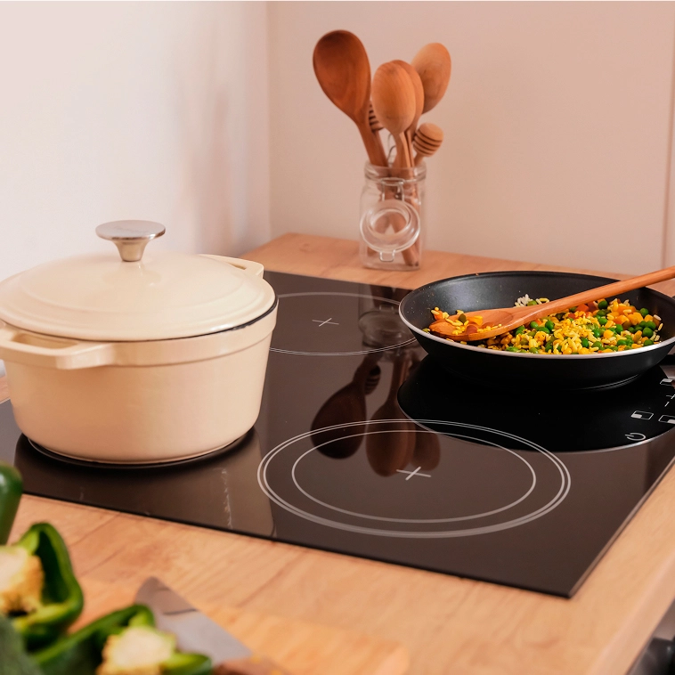 Cooktop a indução com panelas em cima